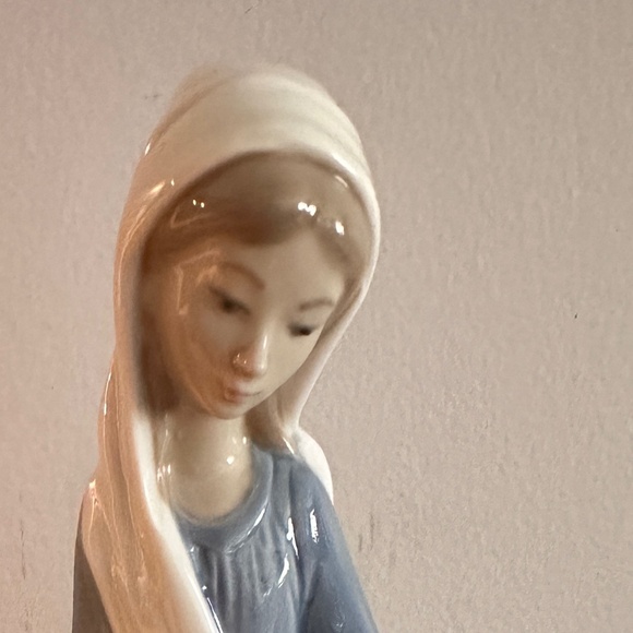 Lladro Madonna Girl with Lilies Figurine – Retired 1998 – Vintage Porcelain - Picture 1 of 4